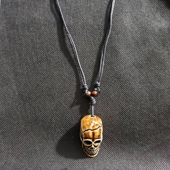 Women's NWT Carved Skull Adjustable Necklace - Picture 4 of 8